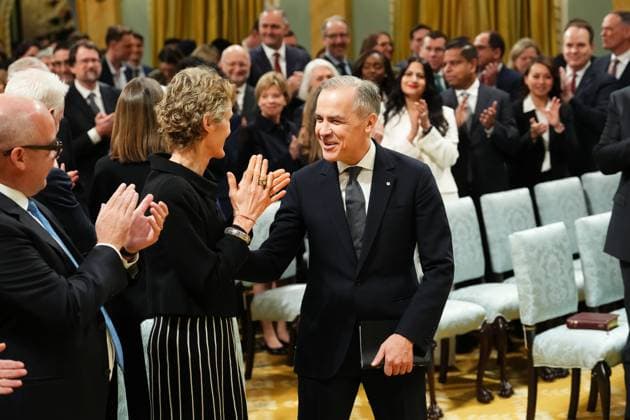 News Bilder des Tages March 14, 2025, Ottawa, On, Canada: Prime minister-designate Mark Carney smiles at his wife Diana Fox Carney as he arrives for a swearing in ceremony at Rideau Hall in Ottawa on Friday, March 14, 2025. Ottawa Canada  - ZUMAc35_ 20250314_zaf_c35_064 Copyright: xSeanxKilpatrickx