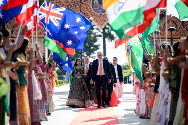Bilder des Jahres 2025, News 03 März News Themen der Woche KW11 News Bilder des Tages ANTHONY ALBANESE SYDNEY VISIT, Prime Minister Anthony Albanese (right) is greeted by children as he arrives to celebrate the Fuldol (Pushpadolotsav) Festival at the BAPS Swaminarayan Mandir and Cultural Precinct in Kemps Creek, Sydney, New South Wales, Saturday, March 15, 2025. ( NO ARCHIVING, EDITORIAL USE ONLY, NO USE IN BOOKS WITHOUT CONSENT Sydney New South Wales Australia  Copyright: xBiancaxDexMarchix 20250315150560400697