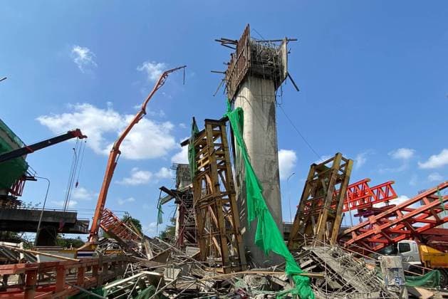 Bilder des Jahres 2025, News 03 März News Themen der Woche KW11 (250315) -- BANGKOK, March 15, 2025 -- This photo taken on March 15, 2025 shows the site of a collapsed concrete beam of an under-construction expressway bridge in Bangkok, Thailand. At least five people were killed and some 24 others injured as a concrete beam of an under-construction expressway bridge collapsed in Bangkok, local authorities said Saturday. PhotoFlash 5 killed, dozens injured as concrete beam collapses in Thailand s capital SunxWeitong 