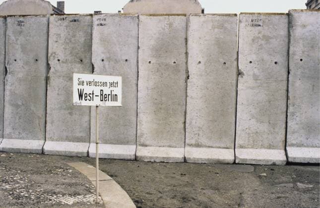 Die Berliner Mauer. Eine bewachte Betonmauer, die West Berlin von 1961 bis 1989 umgab und es von Ost Berlin und Ostdeutschland trennte. Der Bau der Berliner Mauer begann 1961. West Berlin war eine politische Enklave, die in den Jahren des Kalten Krieges den westlichen Teil Berlins umfasste. 1978 aufgenommenes Bild der Berliner Mauer und ihrer Betonbauteile The Berlin Wall. A guarded concrete barrier that encircled West Berlin from 1961 to 1989, separating it from East Berlin and East Germany. The construction of the Berlin wall started 1961. West Berlin was a political enclave which comprised the western part of Berlin during the years of the Cold war. Picture taken 1978 of the Berlin wall and it s concrete building elements Copyright: imageBROKER Sjoberg ibljsj12900203.jpg