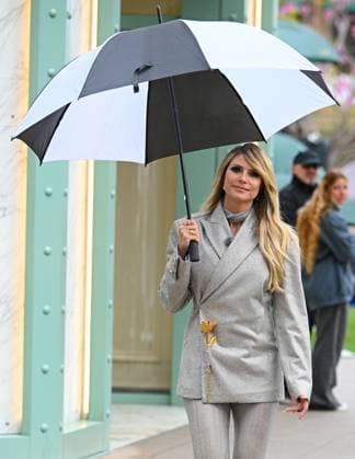 Heidi Klum is seen on the set of Germany s Next Topmodel in Los Angeles Featuring: Heidi Klum Where: Los Angeles, California, United States When: 14 Mar 2025 Credit: BauerGriffin INSTARimages EDITORIAL USE ONLY. NOT FOR USE BY NEWSPAPERS BASED IN THE UK. Copyright: xPGx instar54602990
