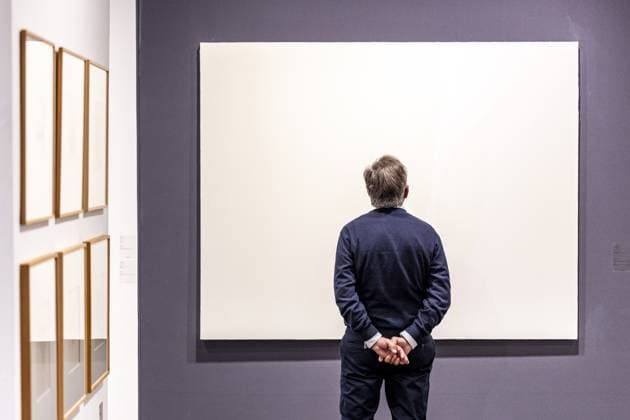 Bilder des Jahres 2025, Entertainment 03 März Entertainment Themen der Woche KW11 Entertainment Bilder des Tages MAASTRICHT - A visitor on the first day of TEFAF Maastricht at conference center MECC. The fair is considered one of the most important fairs for art, antiques and design. ANP MARCEL VAN HOORN netherlands out - belgium out  Copyright: xx x522395629x originalFilename: 522395629.jpg