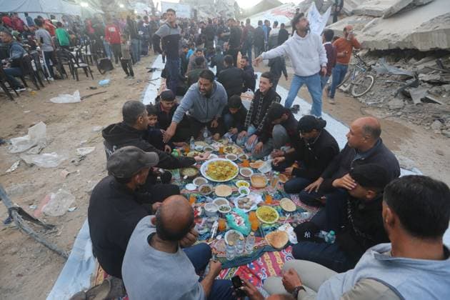 News Themen der Woche KW11 News Bilder des Tages Palestinians break their fast at a table set amidst the destruction and debris caused by Israeli attacks Palestinians break their fast at a table set amidst the destruction and debris caused by Israeli attacks during a mass iftar program in Beit Lahia in northern of Gaza Strip, on March 15, 2025. Photo by Omar Ashtawy apaimages Beit Lahia Gaza Strip Palestinian Territory 150325_Beit_Lahia_OSH_1_00(24).jpeg Copyright: xapaimagesxOmarxAshtawyx xapaimagesx