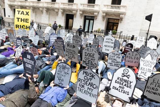 Bilder des Jahres 2025, News 03 März News Themen der Woche KW11 News Bilder des Tages March 15, 2025, New York, New York, USA: Hundreds of demonstrators hold tombstone signs in a mass die-in outside the New York Stock Exchange NYSE. A sign reads TAX THE RICH and tombstones read MUSK CUT MY RESEARCH FOR MY TREATMENT KIDNEY DISEASE NO DIALYSIS R.I.P. DOGE CUT MY MEDICAID RIP DIED FROM MEDICAID CUTS NO PREVENTATIVE CARE RIP SOCIAL SECURITY CUTS KILLED ME. The die-in is part of a Stop The Cuts March with thousands marching through lower Manhattan against federal budget cuts to healthcare and vital services including Medicaid, Medicare, housing, food assistance, student loans, and layoffs of federal workers, all to provide tax cuts to the ultra-wealthy and corporations. Demonstrators denounce the Trump administratio - ZUMAr174 20250315_znp_r174_003 Copyright: xGinaxMxRandazzox