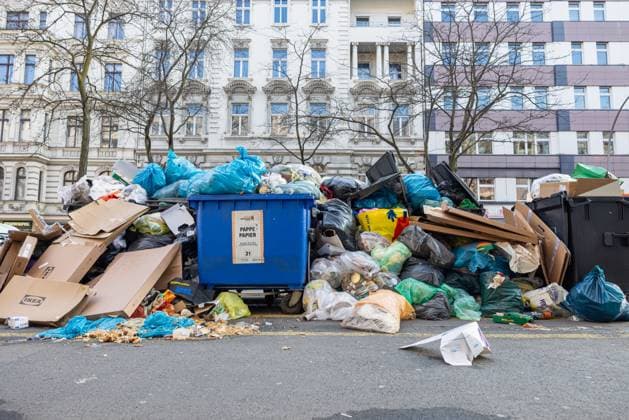 Bilder des Jahres 2025, News 03 März News Themen der Woche KW11 News Bilder des Tages Überquellende Mülltonnen auf Berliner Strassen. Deutschland, Berlin am 15. März 2025: Auf der Kantstrasse in Charlottenburg stehen einige überfüllte Müllcontainer, die nicht abgeholt worden sind. Aufgrund von Ver.di Streik, von dem auch die Berliner Stadtreinigung (BSR) betroffen ist, wird der Müll nicht entsorgt. Einige teils aufgerissene Mülltüten liegen frei auf der Straße. *** Overflowing garbage cans on Berlin streets Germany, Berlin on March 15, 2025 On Kantstrasse in Charlottenburg there are some overfilled garbage containers that have not been picked up Due to the Ver di strike, which also affects the Berlin city cleaning BSR, the garbage is not disposed of Some partly torn garbage bags lie freely on the street