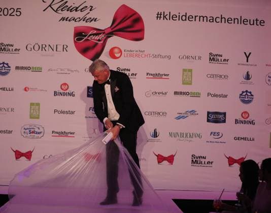 15 03 2025 Neu Isenburg, Hotel Hilton Clothes make the man Benefit Gala Fashion show Celebrities on the catwalk Organizer Sven Müller makes the slide from the catwalk DFL DFB REGULATIONS PROHIBIT ANY USE OF PHOTOGRAPHS AS IMAGE SEQUENCES AND OR QUASI VIDEO HP