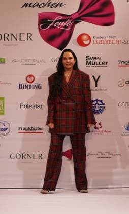 15 03 2025 Neu Isenburg, Hotel Hilton Clothes make the man Benefit Gala Fashion show Celebrities on the catwalk Natascha Ochsenknecht former model DFL DFB REGULATIONS PROHIBIT ANY USE OF PHOTOGRAPHS AS IMAGE SEQUENCES AND OR QUASI VIDEO HP