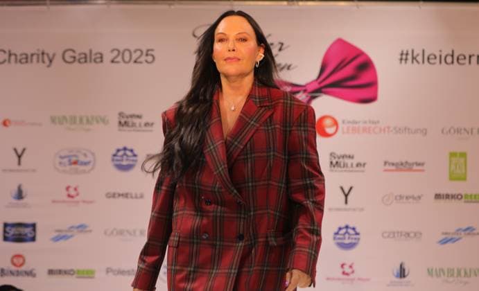 15 03 2025 Neu Isenburg, Hotel Hilton Clothes make the man Benefit Gala Fashion show Celebrities on the catwalk Natascha Ochsenknecht former model DFL DFB REGULATIONS PROHIBIT ANY USE OF PHOTOGRAPHS AS IMAGE SEQUENCES AND OR QUASI VIDEO HP