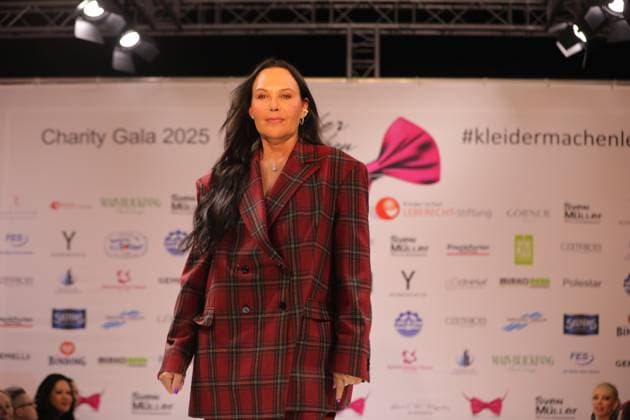 15 03 2025 Neu Isenburg, Hotel Hilton Clothes make the man Benefit Gala Fashion show Celebrities on the catwalk Natascha Ochsenknecht former model DFL DFB REGULATIONS PROHIBIT ANY USE OF PHOTOGRAPHS AS IMAGE SEQUENCES AND OR QUASI VIDEO HP