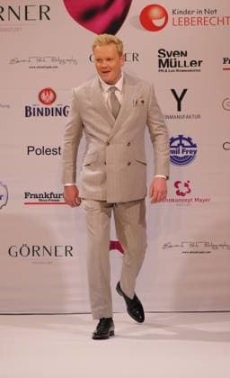 15 03 2025 Neu Isenburg, Hotel Hilton Clothes make the man Benefit Gal Fashion show Celebrities on the catwalk Painter, artist Leon Löwentraut DFL DFB REGULATIONS PROHIBIT ANY USE OF PHOTOGRAPHS AS IMAGE SEQUENCES AND OR QUASI VIDEO HP