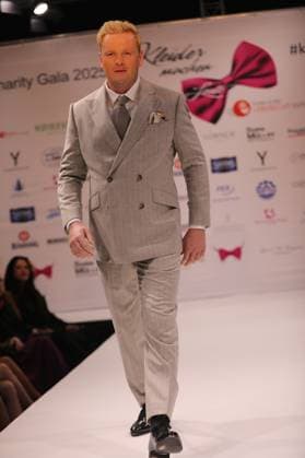 15 03 2025 Neu Isenburg, Hotel Hilton Clothes make the man Benefit Gal Fashion show Celebrities on the catwalk Painter, artist Leon Löwentraut DFL DFB REGULATIONS PROHIBIT ANY USE OF PHOTOGRAPHS AS IMAGE SEQUENCES AND OR QUASI VIDEO HP