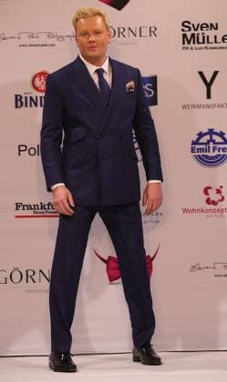 15 03 2025 Neu Isenburg, Hotel Hilton Clothes make the man Benefit Gal Fashion show Celebrities on the catwalk Painter, artist Leon Löwentraut DFL DFB REGULATIONS PROHIBIT ANY USE OF PHOTOGRAPHS AS IMAGE SEQUENCES AND OR QUASI VIDEO HP