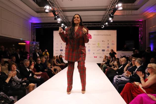 15 03 2025 Neu Isenburg, Hotel Hilton Clothes make the man Benefit Gala Fashion show Celebrities on the catwalk Natascha Ochsenknecht former model DFL DFB REGULATIONS PROHIBIT ANY USE OF PHOTOGRAPHS AS IMAGE SEQUENCES AND OR QUASI VIDEO HP