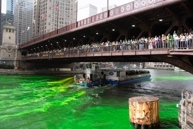 Bilder des Jahres 2025, News 03 März News Themen der Woche KW11 News Bilder des Tages March 15, 2025, Chicago, Illinois, USA: Chicagoans and tourists gather along the Chicago River which is dyed green by the Plumbers Union to begin St. Patrick s Day celebrations. Chicago USA - ZUMAh86_ 20250315_fap_h86_046 Copyright: xKarenxI.xHirschx