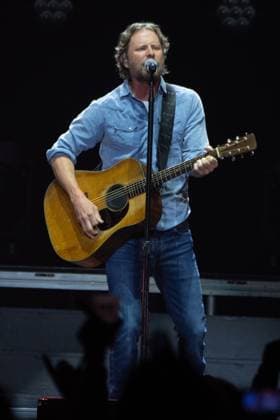 Dierks Bentley headlines Country 2 Country Music Festival 2025, Saturday - O2 Arena, London, UK please note photos are strictly for editorial purposes only American singer-songwriter Dierks Bentley headlines the Country 2 Country (C2C) Music Festival - O2 Arena, London, England, UK on Saturday 15 March 2025., Credit:Justin Ng Avalon UK, England, London, O2 Arena Copyright: xJustinxNgx xAvalonx 0976155624