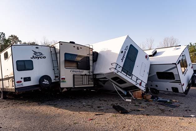 Bilder des Jahres 2025, News 03 März News Themen der Woche KW11 News Bilder des Tages March 16, 2025, Calera, Alabama, U.S: Strong storms produce hail, thunderstorms, strong straight line winds, and tornados passes through Alabama on March 15, 2025. Calera, Alabama experienced damage to residential neighborhoods and local businesses as a result of the storms. Calera U.S - ZUMAr171 20250316_zsp_r171_060 Copyright: xJeremyxRainesx