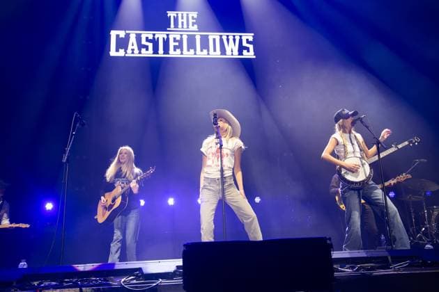 The Castellows perform at The Country 2 Country Music Festival 2025, Sunday - O2 Arena, London, UK Guitarist Ellie Balkcom, lead singer Lily Balkcom and banjo player Powell Balkcom of The Castellows perform at the Country 2 Country (C2C) Music Festival - O2 Arena, London, England, UK on Sunday 16 March 2025., Credit:Justin Ng Avalon UK, England, London, O2 Arena Copyright: xJustinxNgx xAvalonx 0976402808