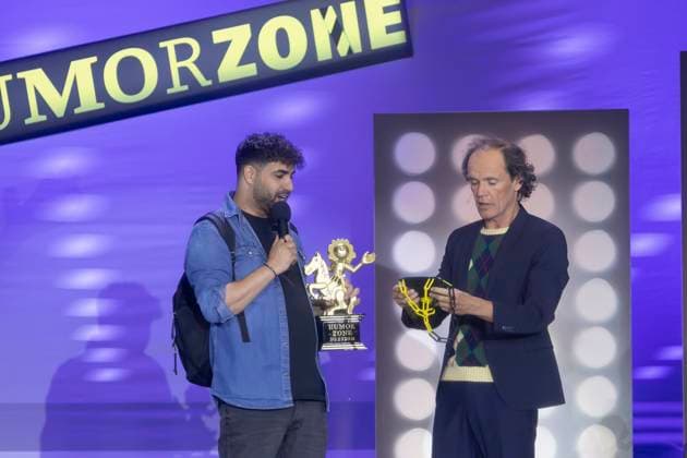 Bilder des Jahres 2025, Entertainment 03 März Entertainment Themen der Woche KW11 Entertainment Bilder des Tages Gewinner des Newcomer Wettbewerbs des Comedy-Festivals Humorzone Dresden ist der deutsch-palästinensische Stand-up-Comedian Amjad - vollständiger Name: Amjad Abu-Hamid (li.) der den Preis aus den Händen von Schirmherr Olaf Schubert (re., Michael Haubold) während der MDR TV Aufzeichnung Humorzone Dresden - Die Gala im Alten Schlachthof Dresden erhält. *** Winner of the Newcomer Competition of the Comedy Festival Humorzone Dresden is the German Palestinian stand up comedian Amjad full name Amjad Abu Hamid li who receives the prize from the hands of patron Olaf Schubert re , Michael Haubold during the MDR TV recording Humorzone Dresden The Gala at the Alter Schlachthof Dresden