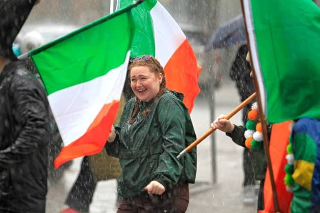 St. Patrick s Day Parade In Downtown Toronto, Canada, On March 16, 2025. A parade participant walks down Yonge Street in the rain during the St. Patrick s Day parade in Toronto, Canada, on March 16, 2025. Toronto Canada  Copyright: xMikexCampbellx originalFilename: campbell-notitle250317_npLmP.jpg