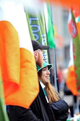 St. Patrick s Day Parade In Downtown Toronto, Canada, On March 16, 2025. Spectators stand beside Irish flags while they watch the St. Patrick s Day parade in Toronto, Canada, on March 16, 2025. Toronto Canada  Copyright: xMikexCampbellx originalFilename: campbell-notitle250317_npQQa.jpg
