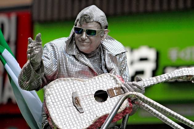 St. Patrick s Day Parade In Downtown Toronto, Canada, On March 16, 2025. A silver Elvis impersonator waves to the crowd during the St. Patrick s Day parade in Toronto, Canada, on March 16, 2025. Toronto Canada  Copyright: xMikexCampbellx originalFilename: campbell-notitle250317_nptkV.jpg