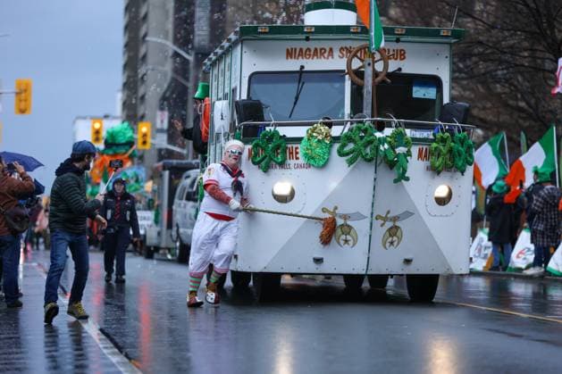 2025 Toronto St. Patrick s Day Parade A parade participant depicts a sailor cleaning their boat while a spectator takes videos during the 2025 Toronto St. Patrick s Day Parade in Toronto, Ontario, Canada, on March 16, 2025. Toronto Ontario Canada  Copyright: xIndrawanxKumalax originalFilename: kumala-2025toro250316_npDbi.jpg