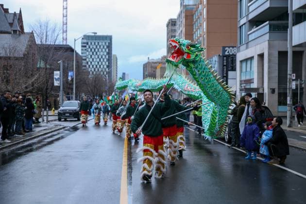 2025 Toronto St. Patrick s Day Parade Parade participants carry a Chinese traditional dragon in green during the 2025 Toronto St. Patrick s Day Parade in Toronto, Ontario, Canada, on March 16, 2025. Toronto Ontario Canada  Copyright: xIndrawanxKumalax originalFilename: kumala-2025toro250316_npo2F.jpg