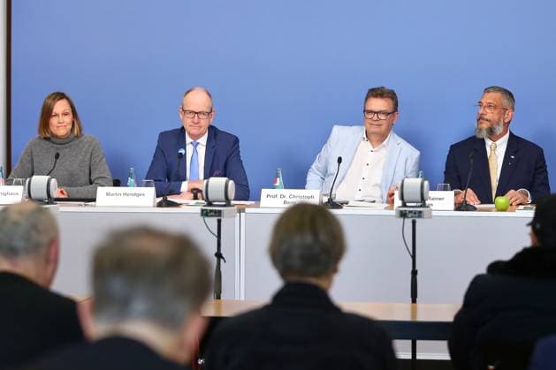 News Themen der Woche KW12 Berlin, Deutschland, 17.03.2025: Haus der Bundespressekonferenz: Vorstellung der Ergebnisse der IDZ-Studie Sechste Deutsche Mundgesundheitsstudie: L-R: Vanessa Hönighaus, Pressesprecherin KZBV, Martin Hendges, Vorstandsvorsitzender KZBV, Christoph Benz, Präsident der Bundeszahnärztekammer, Rainer Jordan, Wissenschaftlicher Direktor IDZ *** Berlin, Germany, 17 03 2025 Haus der Bundespressekonferenz Presentation of the results of the IDZ study Sixth German Oral Health Study L R Vanessa Hönighaus, Press Officer KZBV, Martin Hendges, Chairman of the Board KZBV, Christoph Benz, President of the German Dental Association, Rainer Jordan, Scientific Director IDZ Copyright: xdtsxNachrichtenagenturx dts_62212