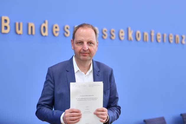News Themen der Woche KW12 News Bilder des Tages Berlin, Deutschland, 17.03.2025: Bundespressekonferenz: Gutachten zu rechtlichen Verpflichtungen der neuen Bundesregierung beim Klimaschutz: Thomas Heilmann, Bundesvorsitzender der KlimaUnion *** Berlin, Germany, 17 03 2025 Federal Press Conference Expert opinion on the new federal governments legal obligations on climate protection Thomas Heilmann, Federal Chairman of the Climate Union Copyright: xdtsxNachrichtenagenturx dts_62230