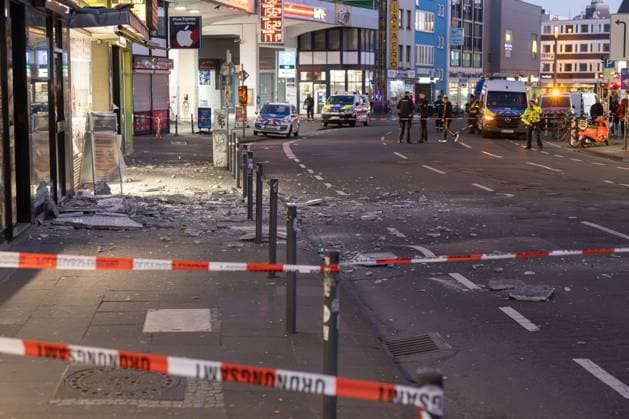 News Themen der Woche KW12 News Bilder des Tages Fassadenteile stürzen auf Straße in Bonn - 17.03.2025 Herabstürzende Fassadenteile an einem Wohn- und Geschäftshaus in der Kölnstraße in Bonn verletzten zwei Personen schwer. Die Straße wurde weiträumig abgesperrt. Experten überprüfen weitere Maßnahmen. Bonn Innenstadt Nordrhein-Westfalen Deutschland *** Façade parts fall onto the street in Bonn 17 03 2025 Falling façade parts on a residential and commercial building in Kölnstraße in Bonn seriously injured two people The street was cordoned off over a wide area Experts are reviewing further measures Bonn city center North Rhine-Westphalia Germany Copyright: xBonn.digitalx xMarcxJohnx