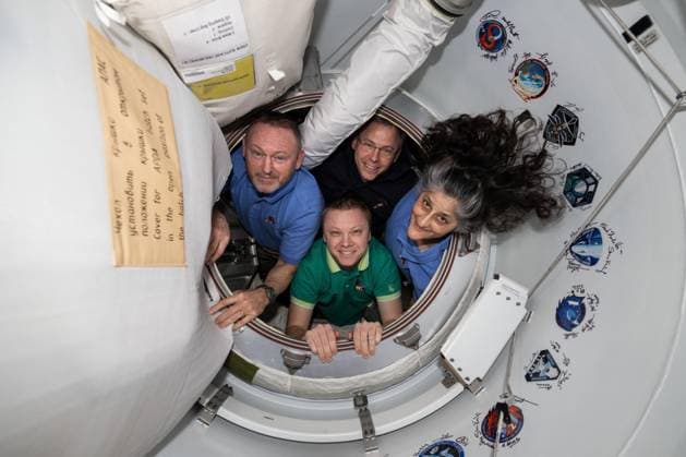 Bilder des Jahres 2025, News 03 März News Themen der Woche KW12 News Bilder des Tages NASA s SpaceX Crew-9 members pose together for a portrait inside the vestibule between the International Space Station and the SpaceX Dragon crew spacecraft. Clockwise from left, are NASA astronauts Butch Wilmore, Nick Hague, and Suni Williams, and Roscosmos cosmonaut Aleksandr Gorbunov. Dragon is scheduled to splash down at approximately 5:57 p.m. on Tuesday, March 18, 2025, off the coast of Florida. NASA  WAX2025031802 NASA