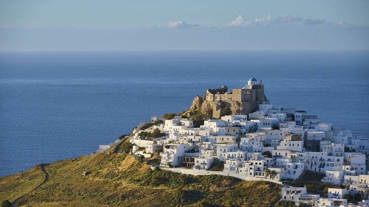 Panorama mit weißen Gebäuden auf einem Hügel, dichte Wellen rundum eine alte Festung am Meer, Burg Querini, Chora, Astypalea, Dodekanes, Griechische Inseln, Griechenland, Europa Panorama with white buildings on a hill, dense waves surrounding an old fortress by the sea, Querini Castle, Chora, Astypalea, Dodecanese, Greek Islands, Greece, Europe Copyright: imageBROKER RalfxAdler ibxraa12924880.jpg