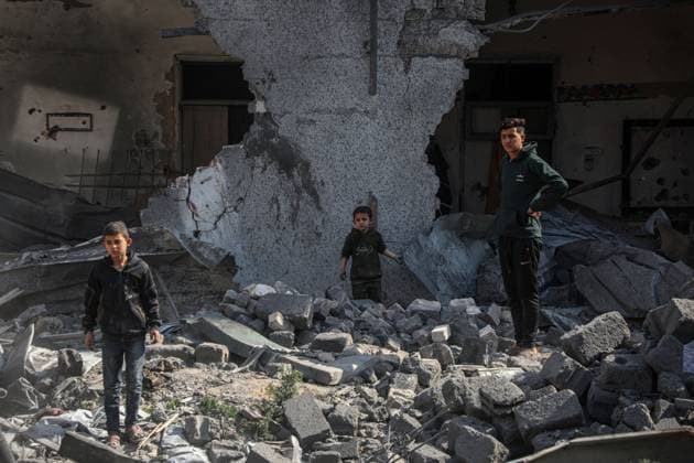 News Themen der Woche KW12 News Bilder des Tages (250318) -- GAZA, March 18, 2025 -- People check the damage of a building in the Shuja iyya neighborhood, east of Gaza City, on March 18, 2025. The Palestinian death toll from Israeli airstrikes across the enclave early Tuesday has risen to 413, Gaza health authorities reported, adding women and children were among those killed. (Photo by Xinhua) FOCUS Death toll from Israeli airstrikes in Gaza rises to 413: health authorities RizekxAbdeljawad 