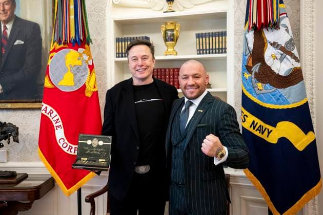 Bilder des Jahres 2025, News 03 März News Themen der Woche KW12 March 17, 2025, Washington, Dc, United States: Irish MMA fighter Conor McGregor, right, poses with billionaire Elon Musk, left, during a St. Patricks day visit at the Oval Office of the White House, March 17, 2025 in Washington, D.C. Trump welcomed McGregor who was recently found liable for raping a woman. Washington United States - ZUMAp138 20250317_zaa_p138_005 Copyright: xDanielxTorok WhitexHousex