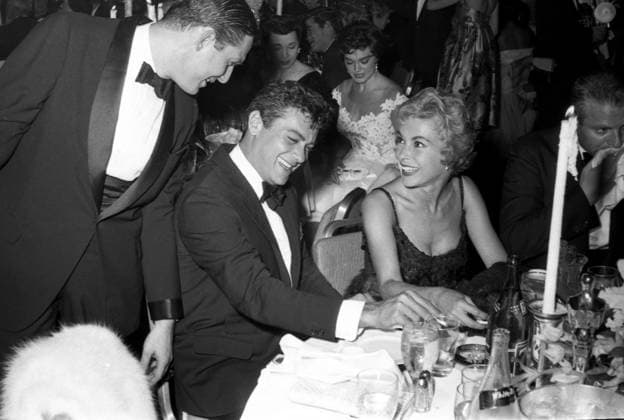 RECORD DATE NOT STATED Tony Curtis Circa 1957 in Los Angeles, California: American actor TONY CURTIS at a black tie event smiling with wife JANET LEIGH in Hollywood. Copyright: x1957,entertainment,film,Hollywood,JanetxLeigh,movies,TonyxCurtis,vintage,classic,classicxHollywood,1950 s,vintagexHollywood,GoldenxAgexofxHollywood,x