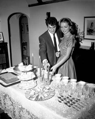 RECORD DATE NOT STATED Tony Curtis Circa 1957 in Los Angeles, California: American actor TONY CURTIS at a dinner party smiling with wife JANET LEIGH at home in Hollywood. Copyright: x1957,entertainment,film,Hollywood,JanetxLeigh,movies,TonyxCurtis,vintage,classic,classicxHollywood,1950 s,vintagexHollywood,GoldenxAgexofxHollywood,x