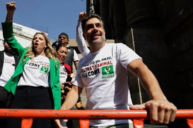 Historic: Mexico City Congress Approves Resolution Banning Violent Bullfighting Jesus Sesma Suarez, a Green Party representative in the Mexico City Congress, celebrates after the approval of the ruling banning violent bullfights, following the initiative submitted by Mayor Clara Brugada, in Mexico City, Mexico, on March 18, 2025. Mexico City Mexico City Mexico  Copyright: xGerardoxVieyrax originalFilename: vieyra-notitle250318_npBn3.jpg