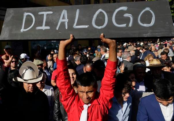 Historic: Mexico City Congress Approves Resolution Banning Violent Bullfighting Bullfighters protest outside the Mexico City Congress in Mexico City, Mexico, on March 18, 2025, against the approved ruling banning violent bullfights, following the initiative submitted by Mayor Clara Brugada. Mexico City Mexico City Mexico  Copyright: xGerardoxVieyrax originalFilename: vieyra-notitle250318_npt8g.jpg