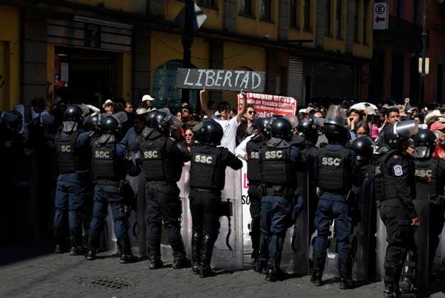 News Bilder des Tages Historic: Mexico City Congress Approves Resolution Banning Violent Bullfighting Bullfighters protest outside the Mexico City Congress in Mexico City, Mexico, on March 18, 2025, against the approved ruling banning violent bullfights, following the initiative submitted by Mayor Clara Brugada. Mexico City Mexico City Mexico  Copyright: xGerardoxVieyrax originalFilename: vieyra-notitle250318_npTxj.jpg