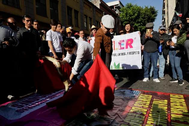 Historic: Mexico City Congress Approves Resolution Banning Violent Bullfighting Bullfighters perform outside the Mexico City Congress in Mexico City, Mexico, on March 18, 2025, against the approved ruling banning violent bullfights, following the initiative submitted by Mayor Clara Brugada. Mexico City Mexico City Mexico  Copyright: xGerardoxVieyrax originalFilename: vieyra-notitle250318_npyFV.jpg