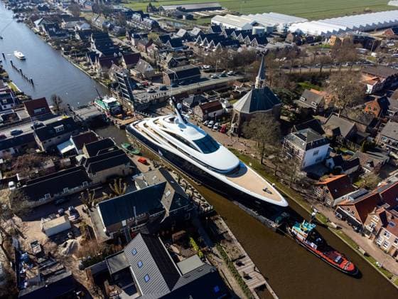 Bilder des Jahres 2025, News 03 März News Themen der Woche KW12 News Bilder des Tages ROELOFARENDSVEEN - A superyacht enters the port while being transported from the yard in Aalsmeer to Rotterdam. ANP MEDIATV netherlands out - belgium out  Copyright: xx x522673291x originalFilename: 522673291.jpg