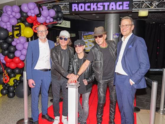 Bilder des Jahres 2025, Entertainment 03 März Entertainment Themen der Woche KW12 News Bilder des Tages Hub of the Scorpions - Airport Hannover Start zur Eröffnung der Rockstage (v.l.) Maik Blötz, Matthias Jabs, Klaus Meine, Rudolf Schenker, Pro. Dr. Martin Roll *** Hub of the Scorpions Airport Hannover Start at the opening of the Rockstage f l Maik Blötz, Matthias Jabs, Klaus Meine, Rudolf Schenker, Pro Dr Martin Roll Copyright: xBerndxGüntherx