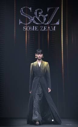 (250319) -- BEIJING, March 19, 2025 -- A model presents a creation during the Beijing Fashion Week A W2025 in Beijing, capital of China, on March 19, 2025. The Beijing Fashion Week A W2025 kicked off here on Wednesday and will last till March 24. ) CHINA-BEIJING-FASHION WEEK-OPENING (CN) CaixYang 