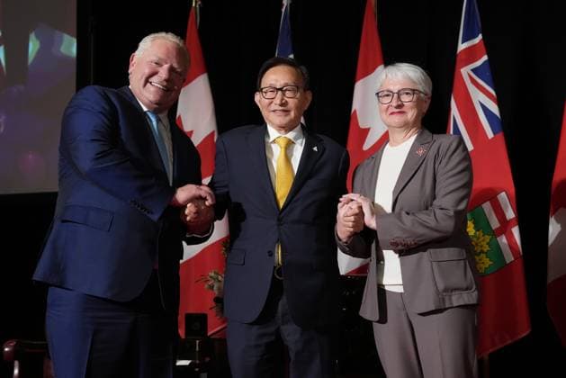 March 19, 2025, Toronto, On, CANADA: Ontario Premier Doug Ford, left to right, Minister of Seniors and Accessibility Raymond Cho and Ontario Lt. Gov. Edith Dumont pose for a photo during a cabinet swearing-in ceremony in Toronto on Wednesday, March 19, 2025. Toronto CANADA  - ZUMAc35_ 20250319_zaf_c35_048 Copyright: xNathanxDenettex