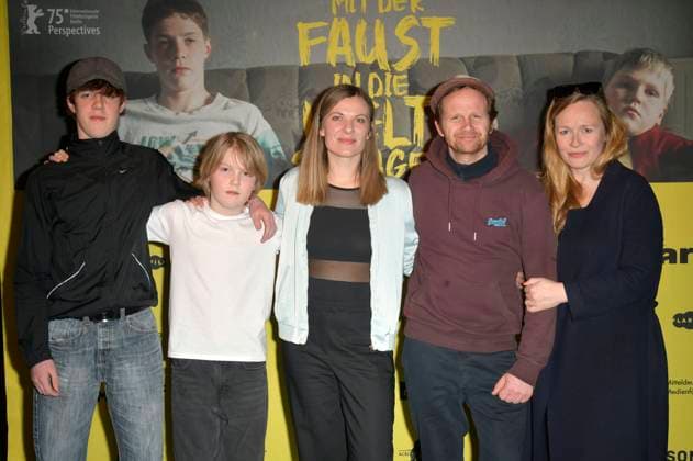 Entertainment Themen der Woche KW12 Entertainment Bilder des Tages Anton Franke, Camille Moltzen, Constanze Klaue, Christian Näthe und Anja Schneider bei der Premiere des Kinofilms Mit der Faust in die Welt schlagen imRahmen der radioeins Reihe Der schöne Mittwoch im Kino in der KulturBrauerei. Berlin, 19.03.2025 *** Anton Franke, Camille Moltzen, Constanze Klaue, Christian Näthe and Anja Schneider at the premiere of the feature film Mit der Faust in die Welt schlagen as part of the radioeins series Der schöne Mittwoch im Kino in der KulturBrauerei Berlin, 19 03 2025 Foto:xM.xBehrensx xFuturexImagex faust_5313