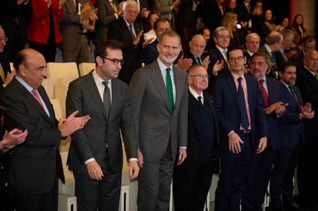 The King presents the eighth edition of the National SME of the Year Award King Felipe VI, accompanied by the Minister of Economy, Carlos Cuerpo, presents the eighth edition of the National SME of the Year Award organized by the Spanish Chamber of Commerce and Banco Santander, at the headquarters of Santander Spain, on March 20, 2025, in Madrid Spain The award recognizes the work of small and medium enterprises as generators of wealth and creators of employment in the performance of their daily work 20 MARCH 2025 Jesús Hellí Espana  Copyright: xJesusxHellinx 6592310