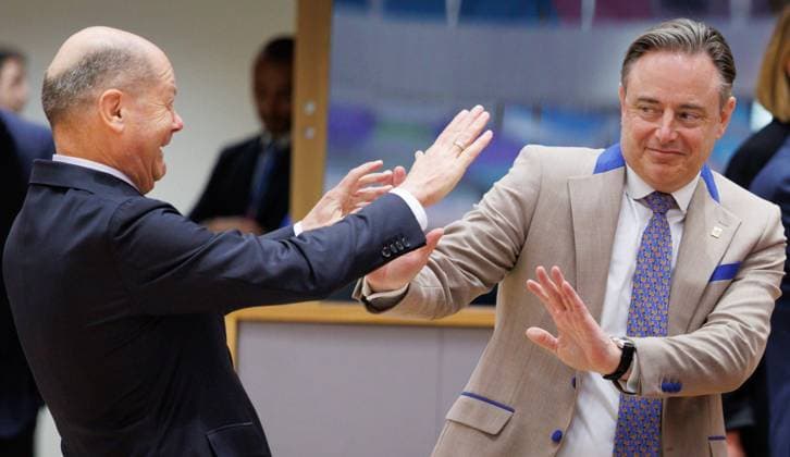 News Themen der Woche KW12 News Bilder des Tages Chancellor of Germany Olaf Scholz and Belgian Prime Minister Bart De Wever pictured during the round table photo opportunity at the start of the meeting at the European council summit, in Brussels, Thursday 20 March 2025.  BENOITxDOPPAGNE 115311455