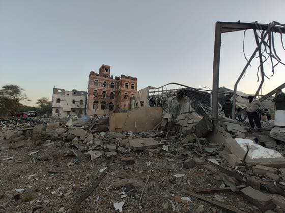 Bilder des Jahres 2025, News 03 März News Themen der Woche KW12 News Bilder des Tages People inspect the damage around an event hall struck by US airstrikes in Sana a, Yemen, 20 March 2025. US airstrikes struck a targeted event hall in a neighborhood of Sana a, damaging nearby buildings and wounding at least seven women and two children, amid heightened tensions between the Houthis and the United States over Houthi attacks on shipping in waters around Yemen, according to Houthi-run Al-Masirah TV Copyright: xx