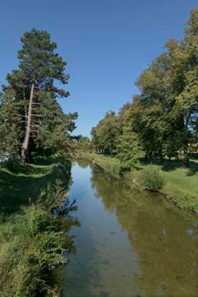 REVITALISIERUNG MURG AUEN PARK Ein Seitenarm der Murg fliesst am Mittwoch (24.08.16) durch den Murg Auen Park in Frauenfeld. Thurgau Schweiz Suisse Svizzera Switzerland *** REVITALIZATION MURG AUEN PARK A branch of the Murg river flows through the Murg Auen Park in Frauenfeld Thurgau Switzerland Suisse Svizzera Switzerland on Wednesday 24 08 16  Copyright: Ex-PressxMarkusxFortex MFO20160824_023