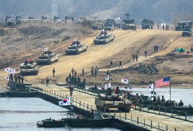News Themen der Woche KW12 News Bilder des Tages A Joint river-crossing exercise in Seoul, South Korea - 20 Mar 2025 South Korean army K1E1 tank crosses a pontoon bridge on the Imjingang River during a joint river-crossing exercise between South Korea and the United States as a part of the Freedom Shield military exercise in the South Korean border town of Yeoncheon, north of Seoul, South Korea. Yeoncheon South Korea Copyright: xKimxJae-Hwanx xSOPAxImagesx jhk250320012
